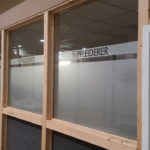 Fensterfolierung auf den Fenstern des Meetingraums der Pfleiderer GmbH