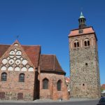 Der Marktturm Luckenwalde mit Kirche