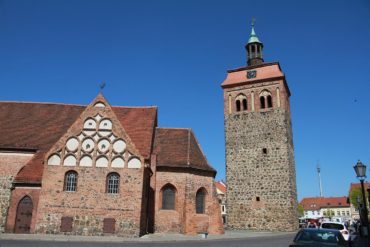 Der Marktturm Luckenwalde mit Kirche