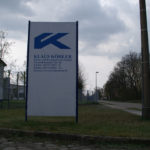 großes Schild vor der Klaus Köhler GmbH mit entsprechender Beschriftung