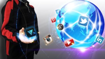 social media icons fliegen um globus mit person daneben, welche sich ein logo greift